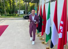 FOTO Super-artistul botoșănean care a cântat în fața a 70 de ambasadori. ”Am fost invitat să încânt prin sunet și să vorbesc despre Botoșani, județul geniilor”