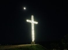 VIDEO Crucea gigant construită în Mihai Eminescu se vede noaptea de la zeci de kilometri