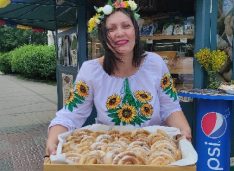 VIDEO Actrița Silvia Răileanu a sărbătorit Ziua Iei în fața ”La Pai” cu plăcinte și o poezie recitată magistral