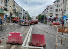 VIDEO A început scoaterea dalelor de tramvai de pe Primăverii. Un tronson de stradă este blocat pe ambele sensuri
