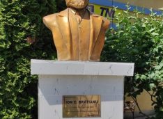 VIDEO De ziua PNL, bustul lui I.C. Brătianu a fost montat în fața sediului din Botoșani