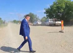VIDEO Prefectul a mers să vadă stadiul lucrărilor la drumul spre Iași dar utilajele nu erau acolo. A sunat de urgență constructorul