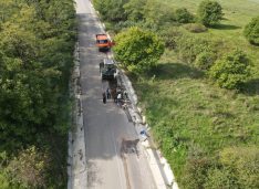 FOTO Borfotină a chemat constructorul unui drum să-l repare în baza garanției