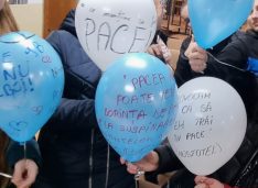 FOTO Baloane cu mesaje anti-bullyng lansate de elevii și profesorii de la Colegiul ”Gheorghe Asachi”