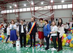 33 de ani de Școala 17 sărbătoriți ”tricolor” de elevi, profesori și primar. ”Mândru că sunt român”